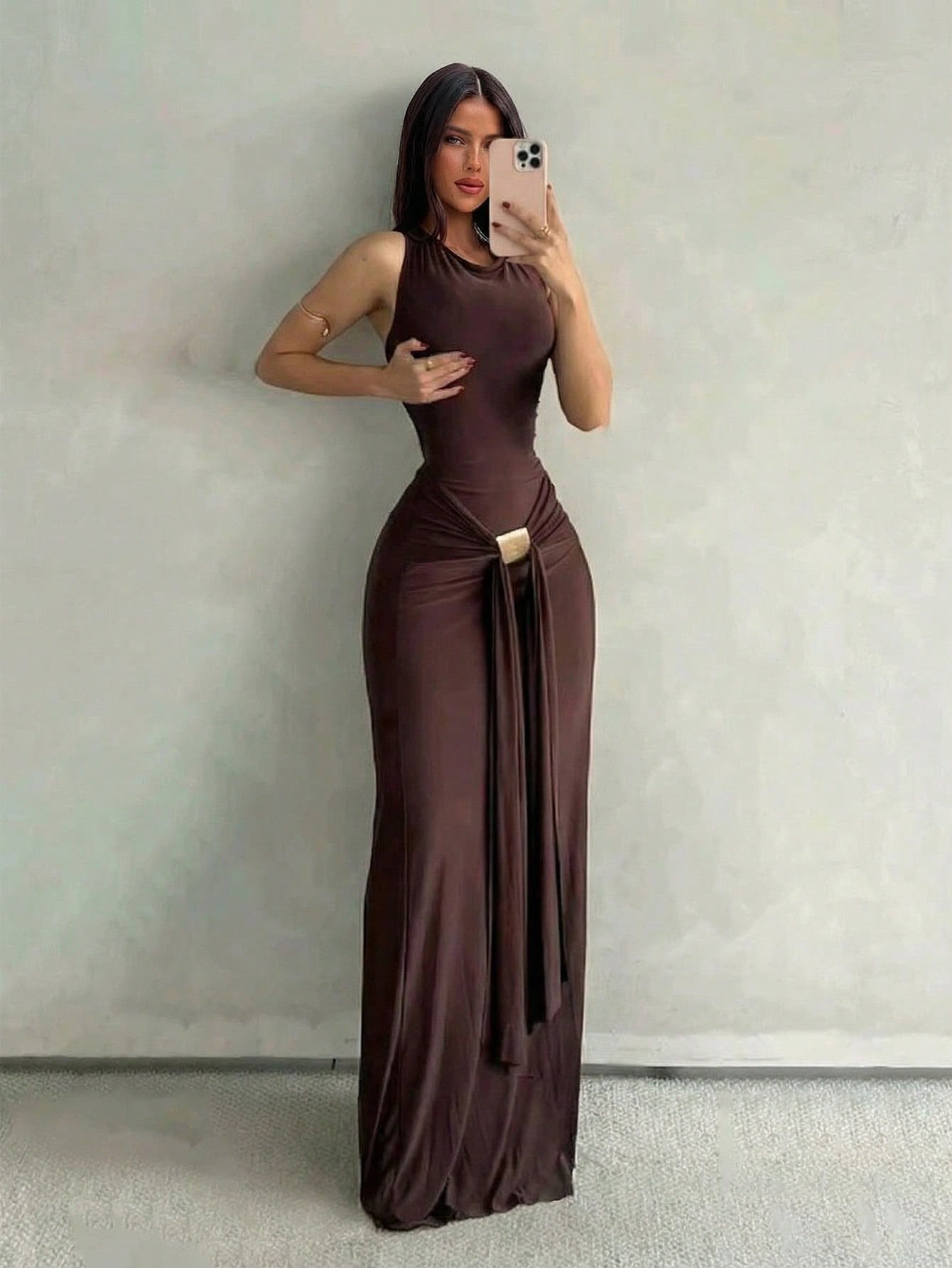 Vestido Longo Marrom com Detalhe Dourado — Aloruh — foto 2