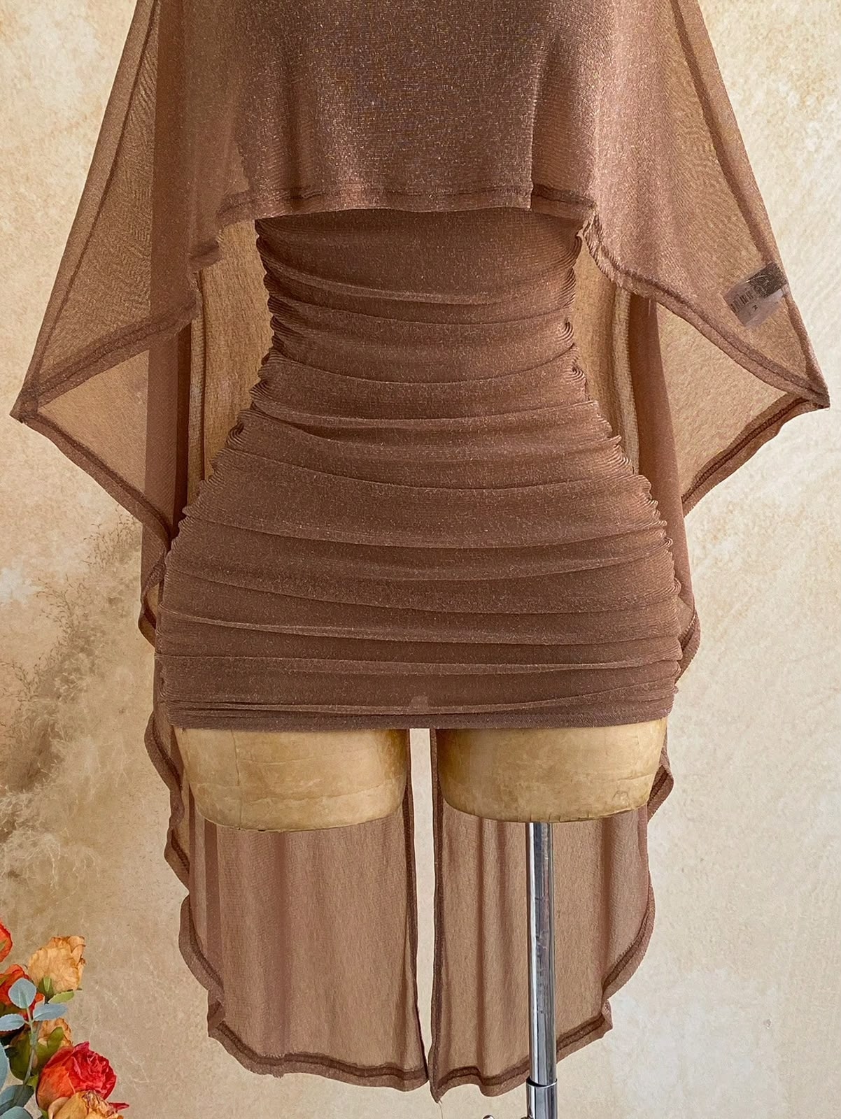 Conjunto Marrom com Vestido Franzido e Capa — Soleia — foto 2