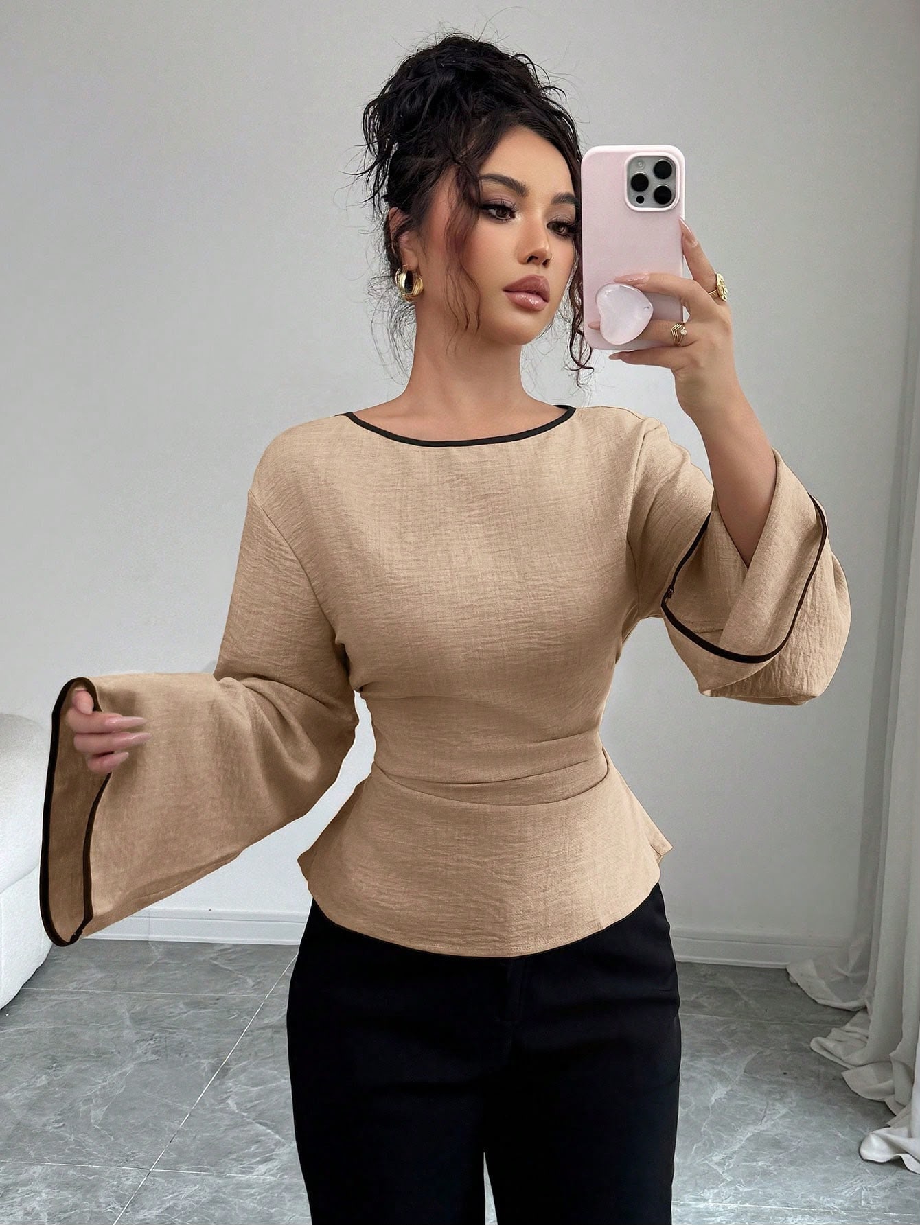 Blusa Bege com Acabamento Contrastante — Siren Gaze — foto 2