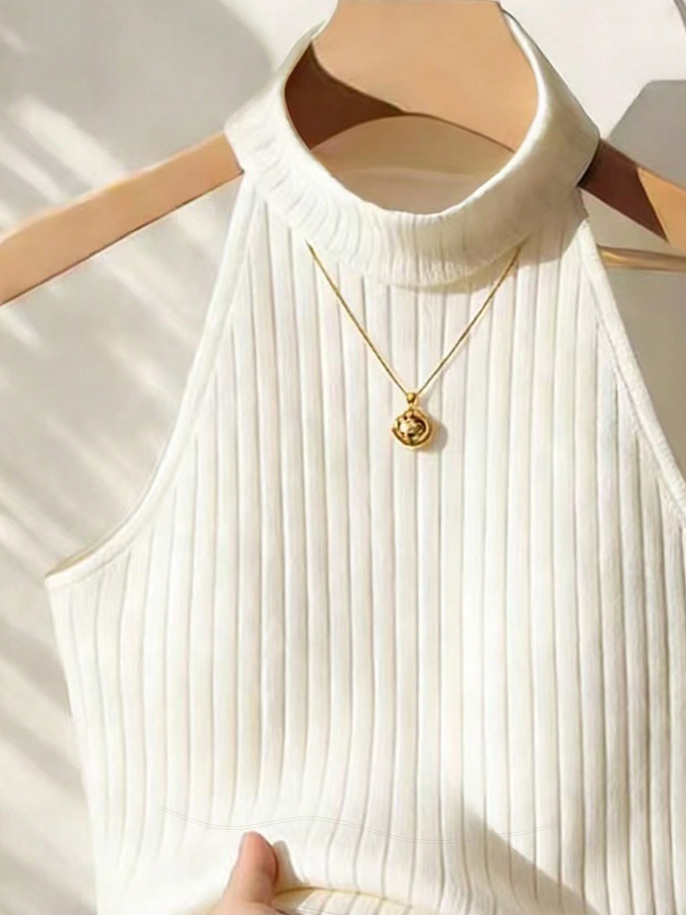 Blusa Branca Gola Alta sem Mangas — SHEIN — foto 1