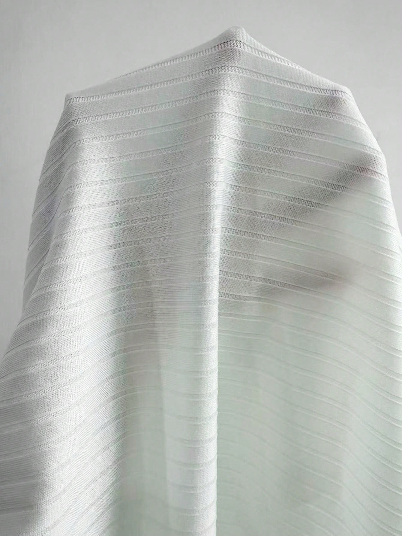 Blusa Branca Gola Alta sem Mangas — SHEIN — foto 2
