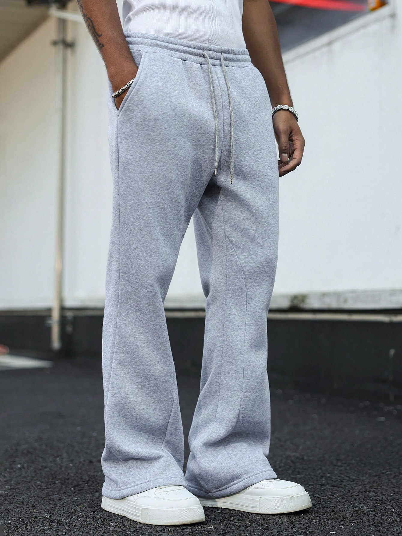 Manfinity Hypemode Calças esportivas pretas oversized com modelagem flare, estilo universitário e inspiração no , perfeitas para festivais de música e uso diário. Um excelente presente para namorado ou marido, combinando o estilo urbano com o visual anos 2000, ideal para um look rock de rua. — foto 1