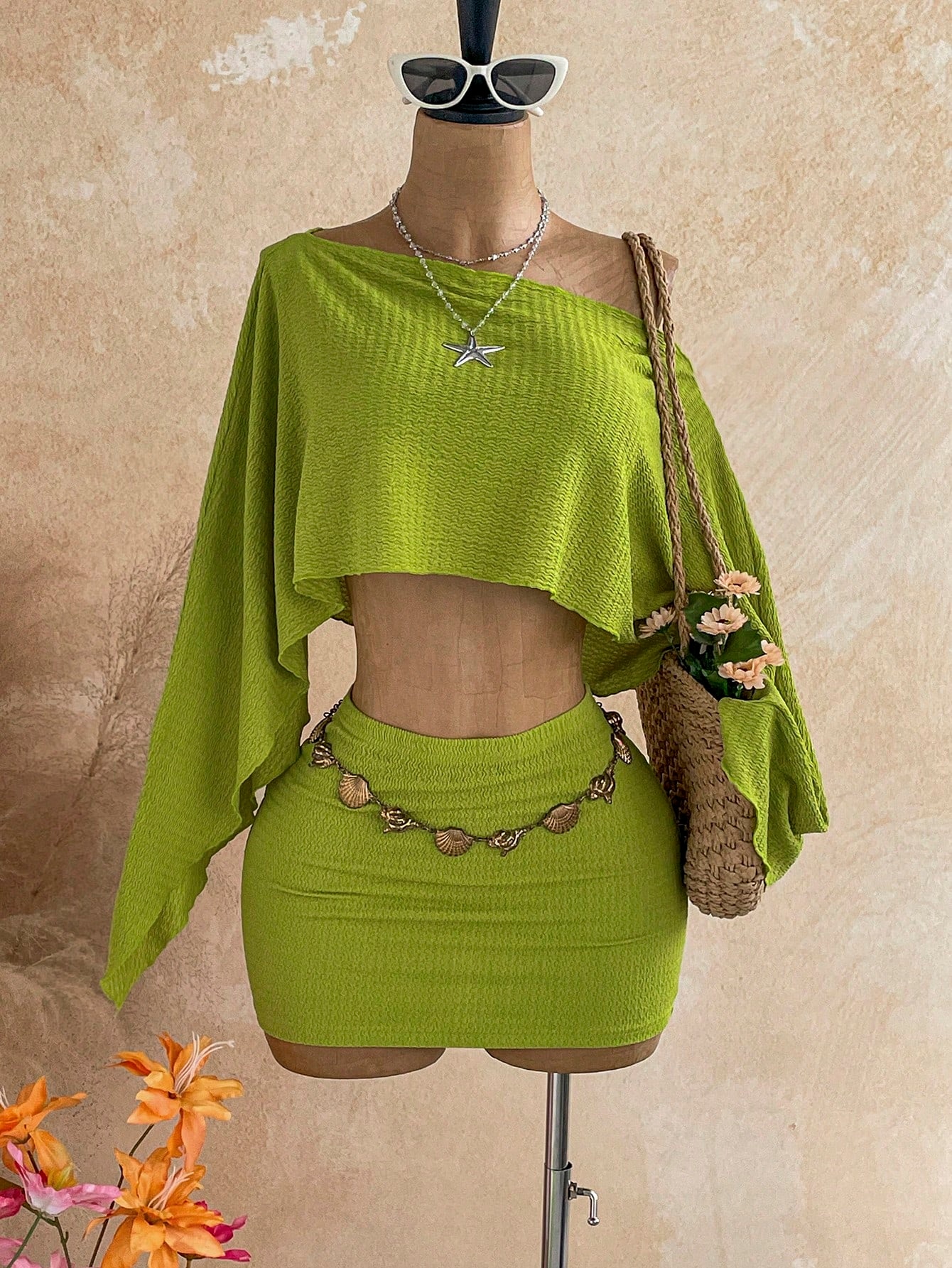 Soleia Conjunto de top solto com ombro assimétrico transparente com lantejoulas douradas + saia floral com cintura franzida, adequado para férias, festival de música, estilo boémio — foto 1