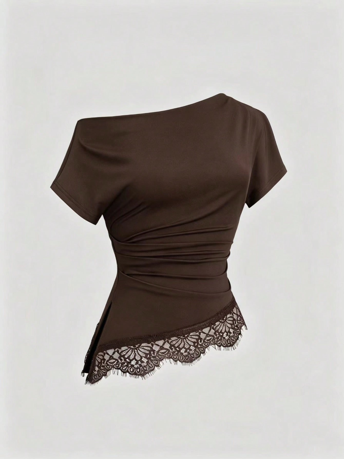 Sweetra T-shirt feminina de moda nova versátil com decote assimétrico no ombro, cintura franzida, manga curta, bainha com renda e fenda, para sair e encontros, castanho escuro — foto 1
